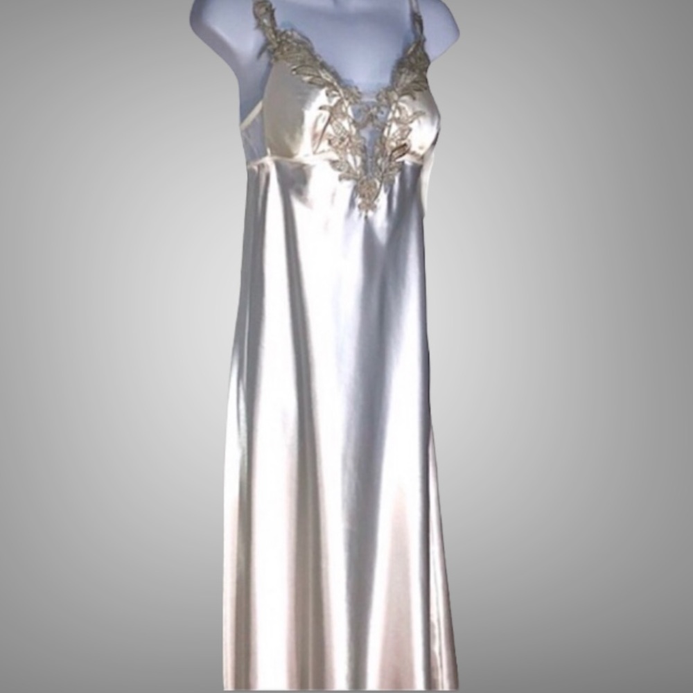 NWT FLORA NIKROOZ “STELLA” LONG IVORY SATIN NIGHTGOWN LUXE VENISE LACE TRIM SM
